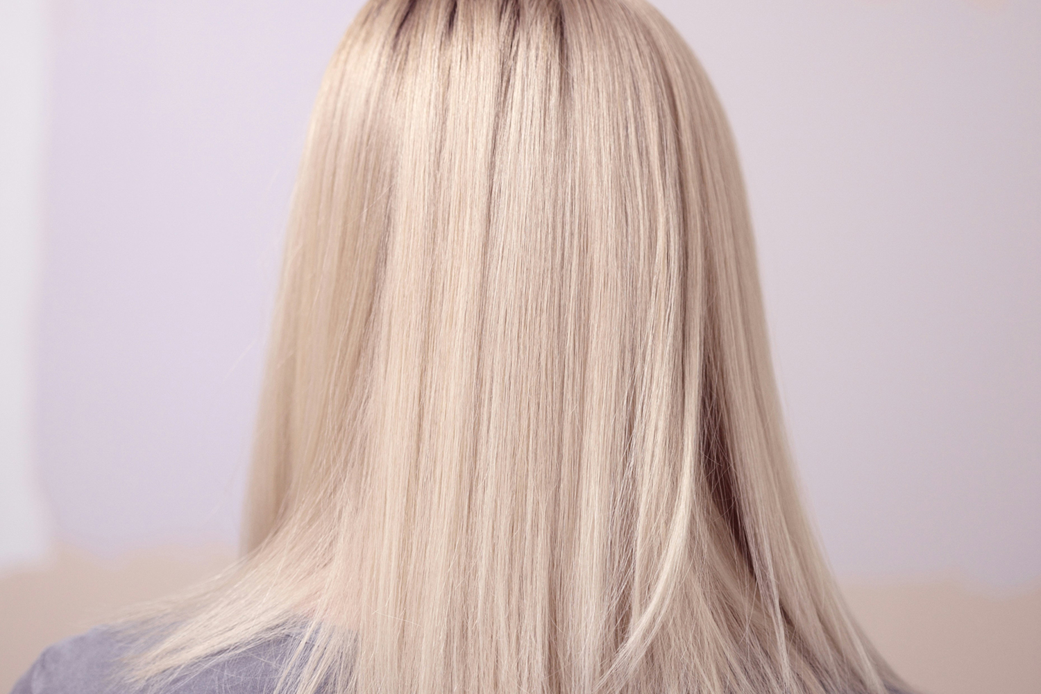 Straight platinum blonde hair from the back. Encinitas hair stylist Shannon.